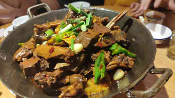 钱粮湖土鸭馆-"位置好找,店面一共有两层,店内容客量很足.