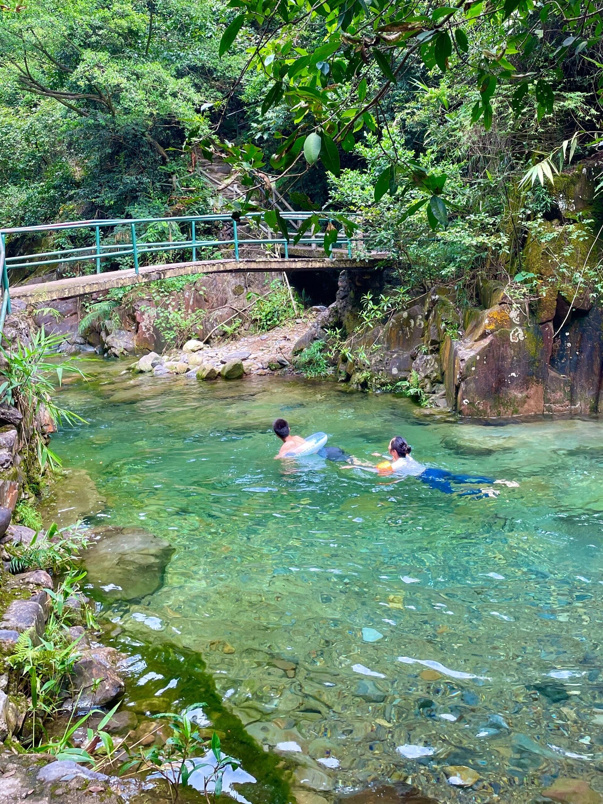 广州也有玻璃水❗驾车1.5h就能溯溪玩水💦