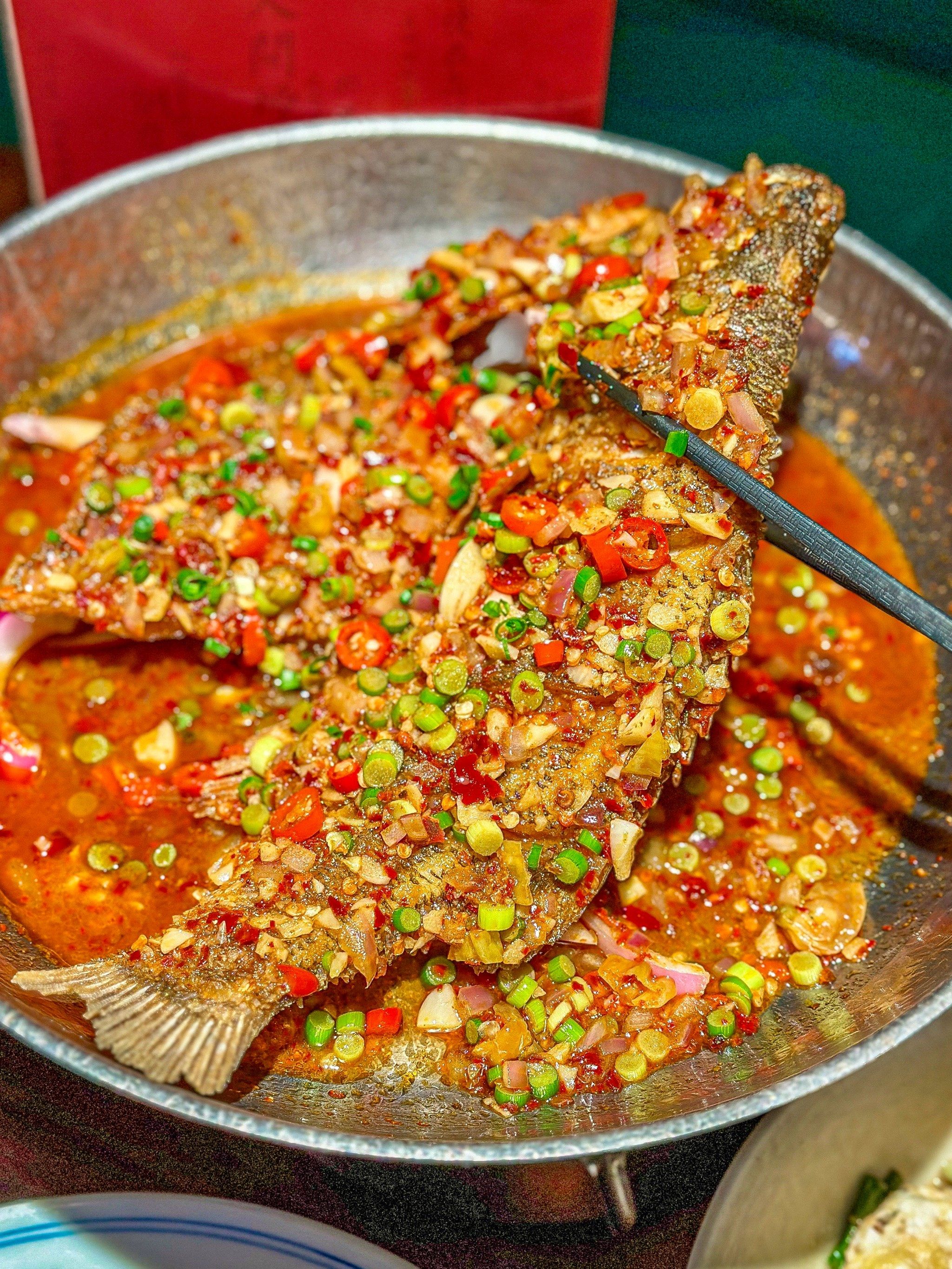 米饭干掉一碗接一碗

✔香辣鲈鱼
✔凤爪
✔洋芋锅巴饭