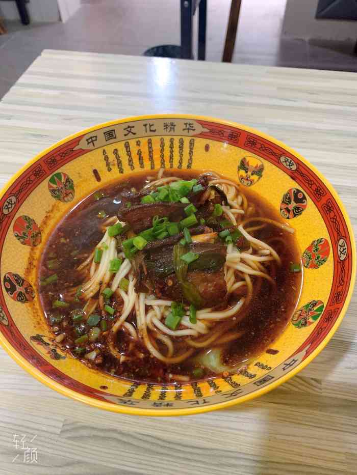 肖家河板凳面-"国庆期间新换了老板换了名字,几个年轻小伙.