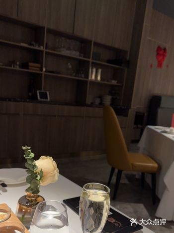 风情水果沙拉酸奶沙拉和一些麦片碎