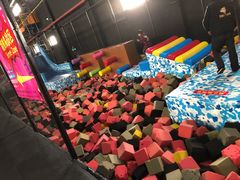 -嘿哟动霸CHUA·新潮玩运动娱乐中心·蹦床滑冰团建乐园