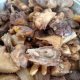 炒到干时加点食盐和糖翻炒下就可出锅了
