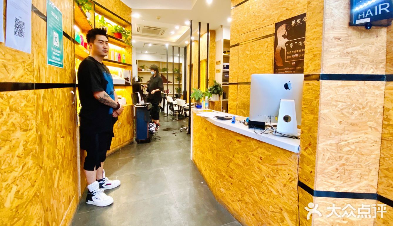店面不大，但很有feel的一家美发店。