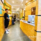 店面不大，但很有feel的一家美发店。