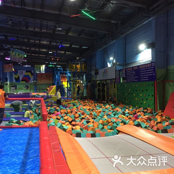 多乐岛蹦床公园