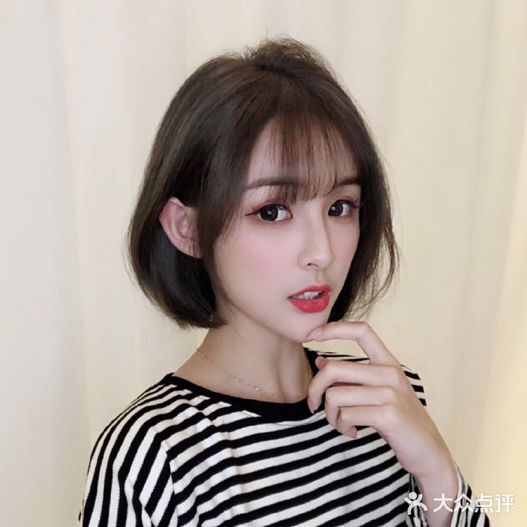 搭配一款法式空气刘海儿 妥妥的少女感