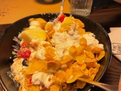 希腊酸奶水果燕麦碗-来龙里 精致 东南亚餐室(万象城店)