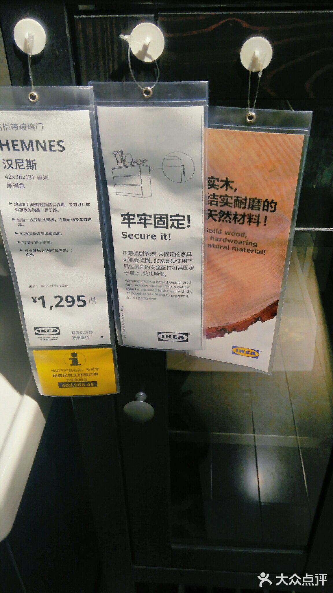 柜子和旁边洗手台的木质结构都是耐磨的实木结构