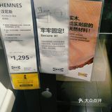 柜子和旁边洗手台的木质结构都是耐磨的实木结构