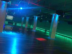 -奔马滚轴溜冰场