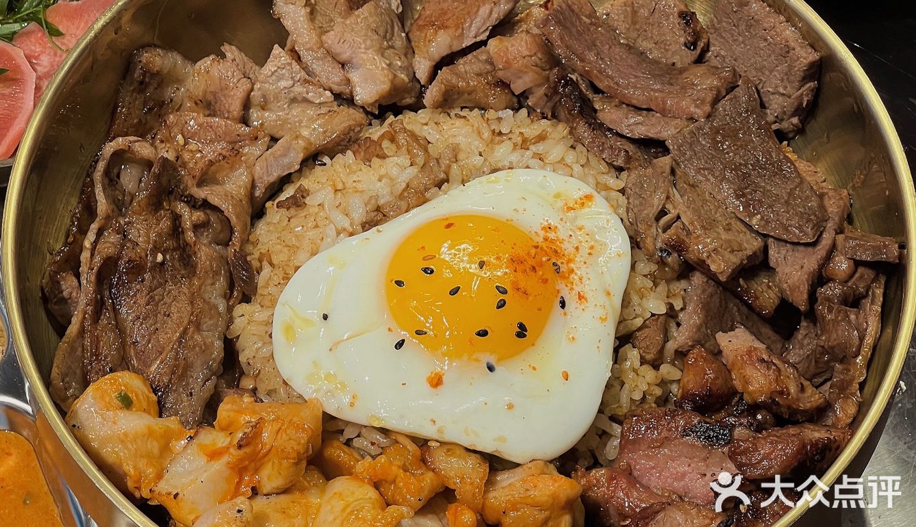 广州！！吃到了好吃的满满烤肉流心蛋炒饭！！🍳 
