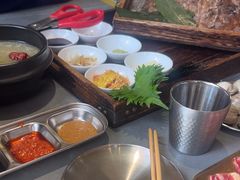 -围炉肉舍•炭烤活鳗•丹东海鲜烤肉(步行街店)