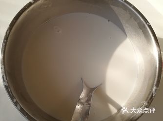 做好了蒸凉皮，都弄好了切点黄瓜丝、面筋，把凉皮拌起来