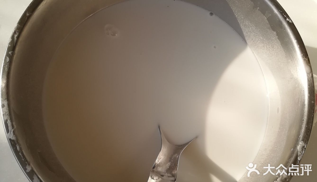 做好了蒸凉皮，都弄好了切点黄瓜丝、面筋，把凉皮拌起来