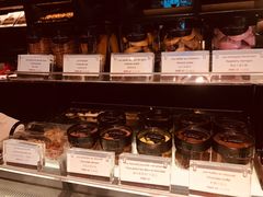 面包甜点陈列柜-Salon de The de Joel Robuchon(外滩18号店)