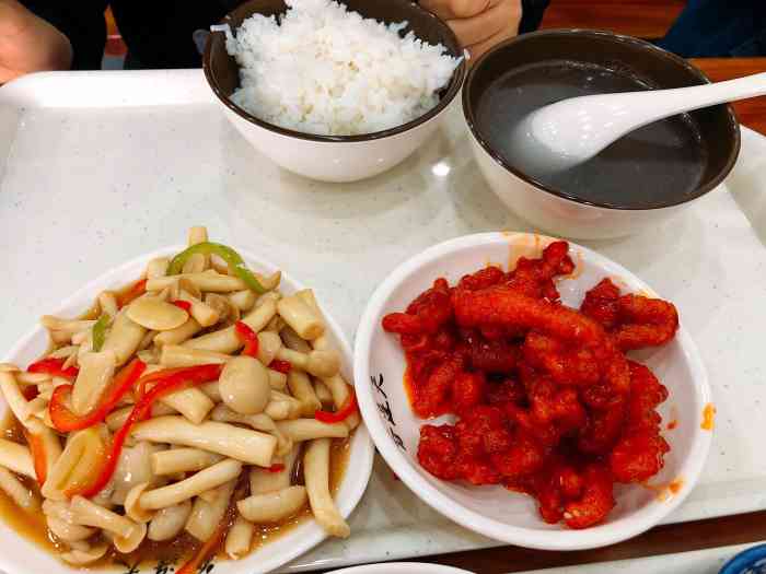 谷连天中式快餐-"工作日的中午去吃的人很多饭点楼上楼下都.