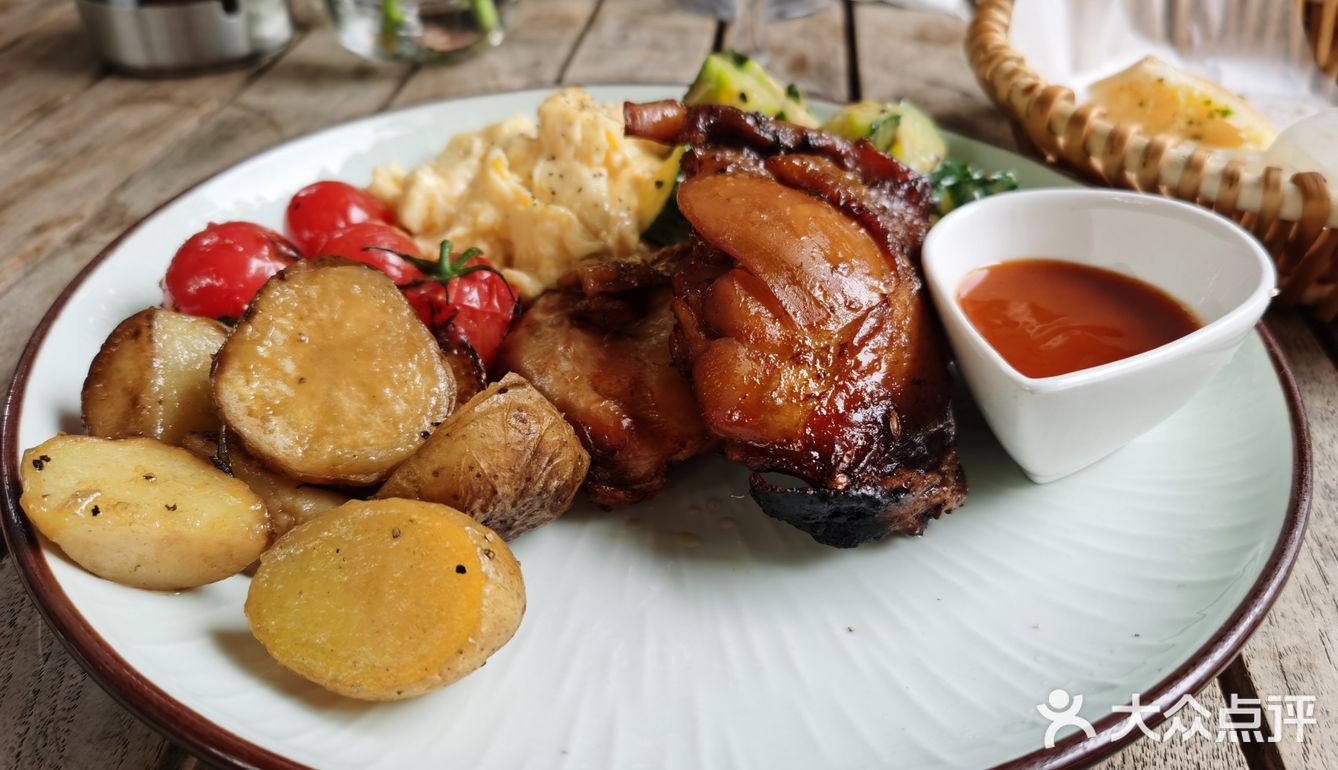 Garden brunch and Puppies Day!
