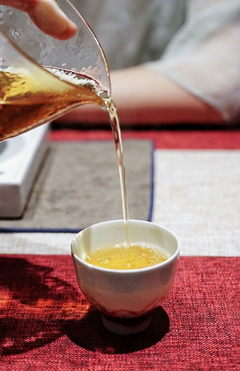 入得包间 茶艺师已在功夫茶桌后沏茶 茶香袅袅 闲听茶壶里道不尽的