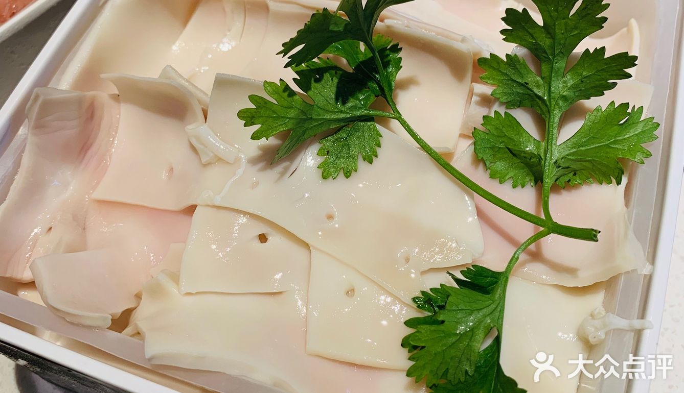 自带一道菜的量。拿个手环明档自选涮品，品种很齐全