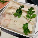 自带一道菜的量。拿个手环明档自选涮品，品种很齐全