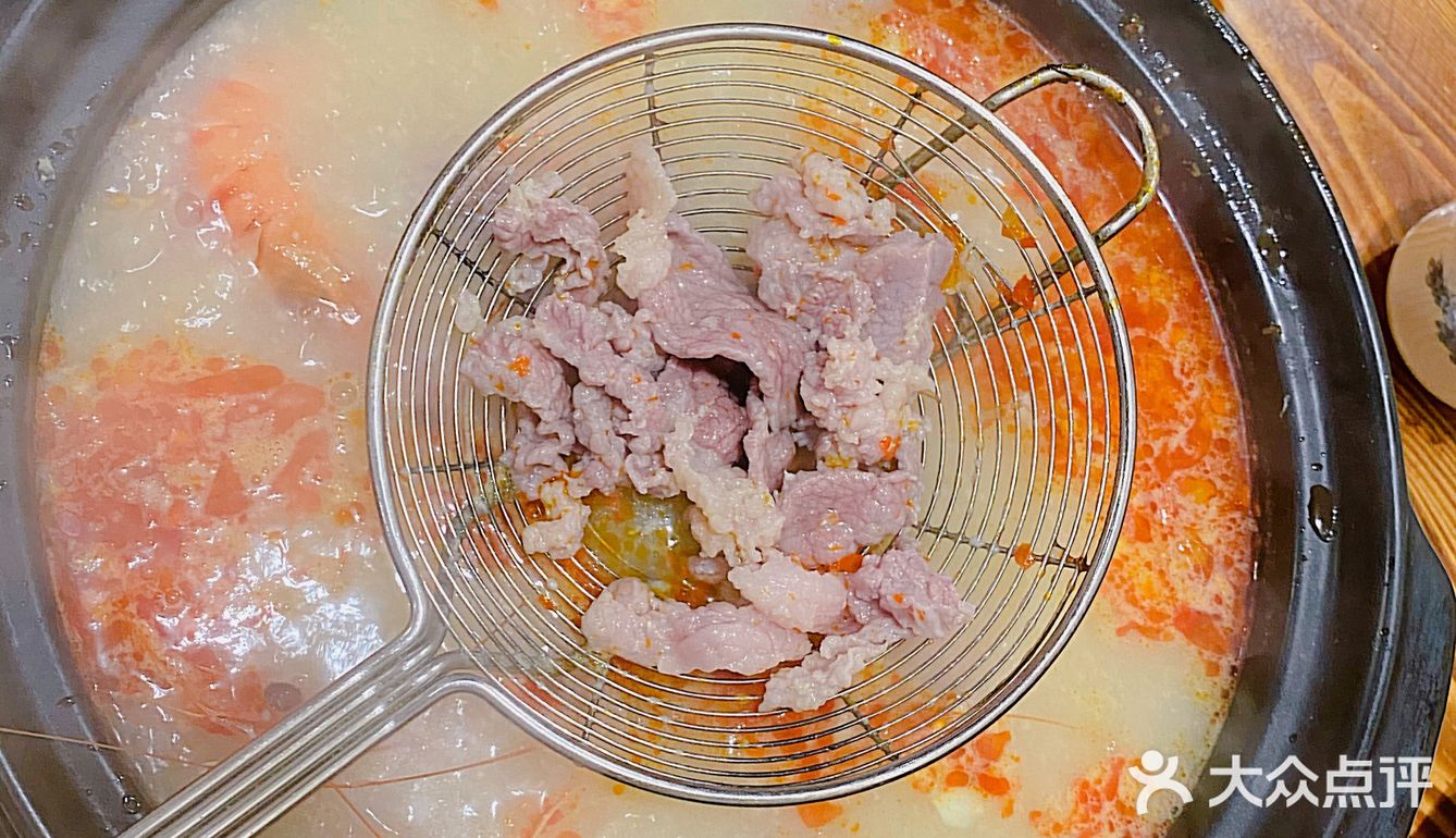 小伙伴飞机晚点，原来想去的餐厅早早关门，还好有这家营