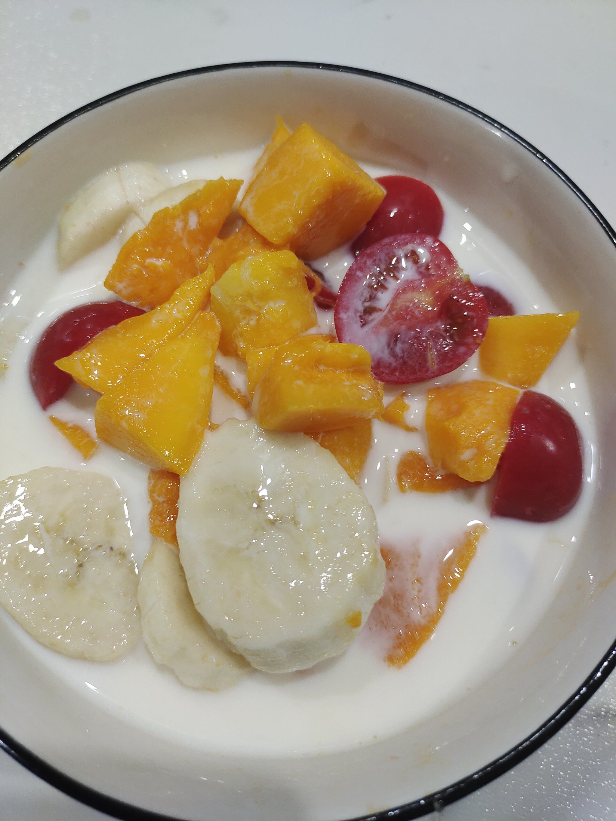 自制水果捞,加的是冰鲜奶,超浓厚