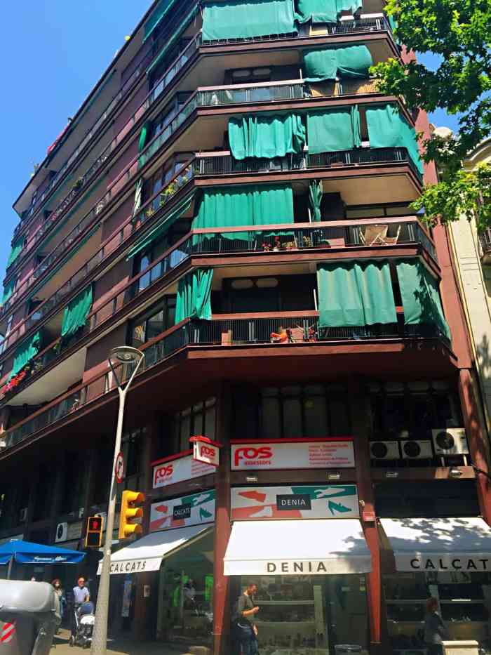 不和谐街区-"西班牙辉煌时期,建筑业百花齐放,欣欣向荣.