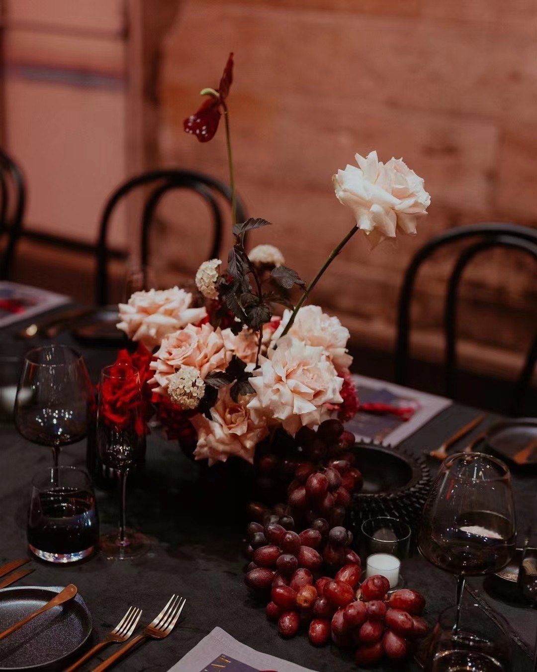 宴会餐桌鲜花布置 红色系