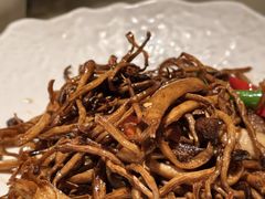 茶树菇小炒肉-吴越荣记苏州菜·松鼠桂鱼 100% 活鱼现做(月光码头店)