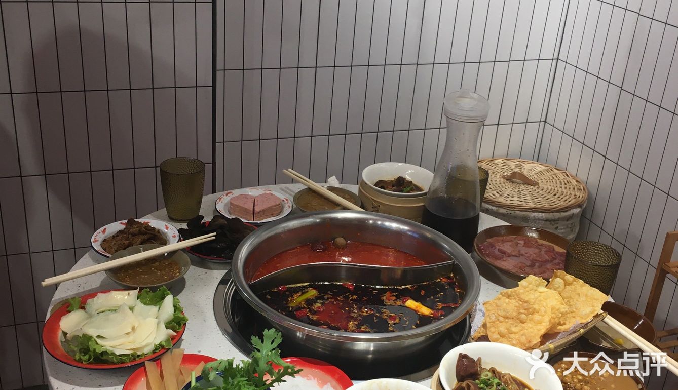 周五傍晚愉快 和小太妹打卡 安盛身后 最近挺火啊