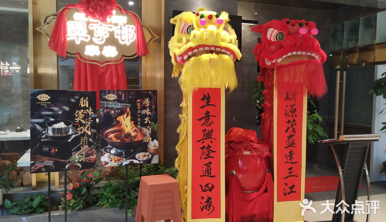 工作人员很早就不让排队等位了。其实在叫号的过程中
