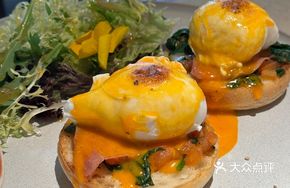 Muffin Poached Egg Salad