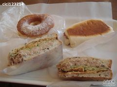 吞拿鱼三明治、甜甜圈&吉士帕妮妮-巴黎贝甜(大宁国际商业广场店)
