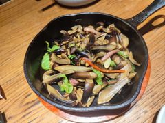 皱皮椒炒黑鸡枞菌-云海肴·汽锅鸡·云南菜(高德置地店)