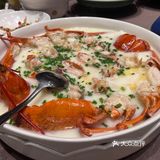 三文鱼和甜虾配上干冰和小花，氛围感十足。羊排每人一份