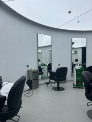 -一家只做男发烫染的店