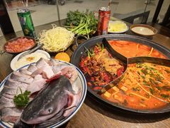 鸳鸯锅红汤配酸汤锅-萍姐火锅·公路夜市(打浦桥日月光店)
