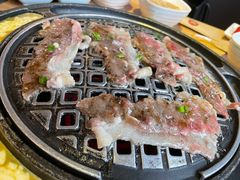 小米香草黑椒私房牛五花-小米烤肉-泥炉炭烤(常营店)