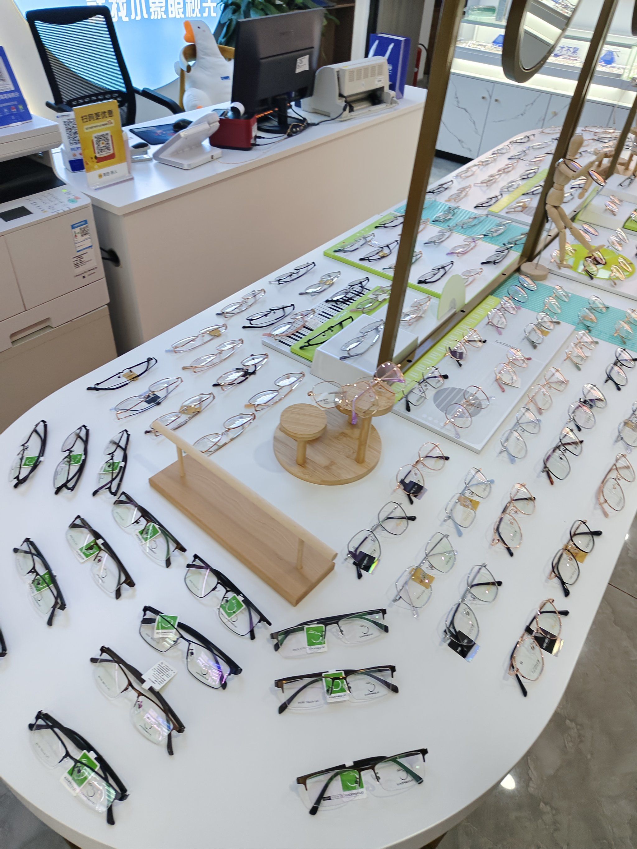 女大学生勇闯眼镜店 太实惠啦