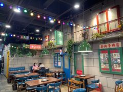 大堂-超越炭火牛蛙火锅鸡(河东店)
