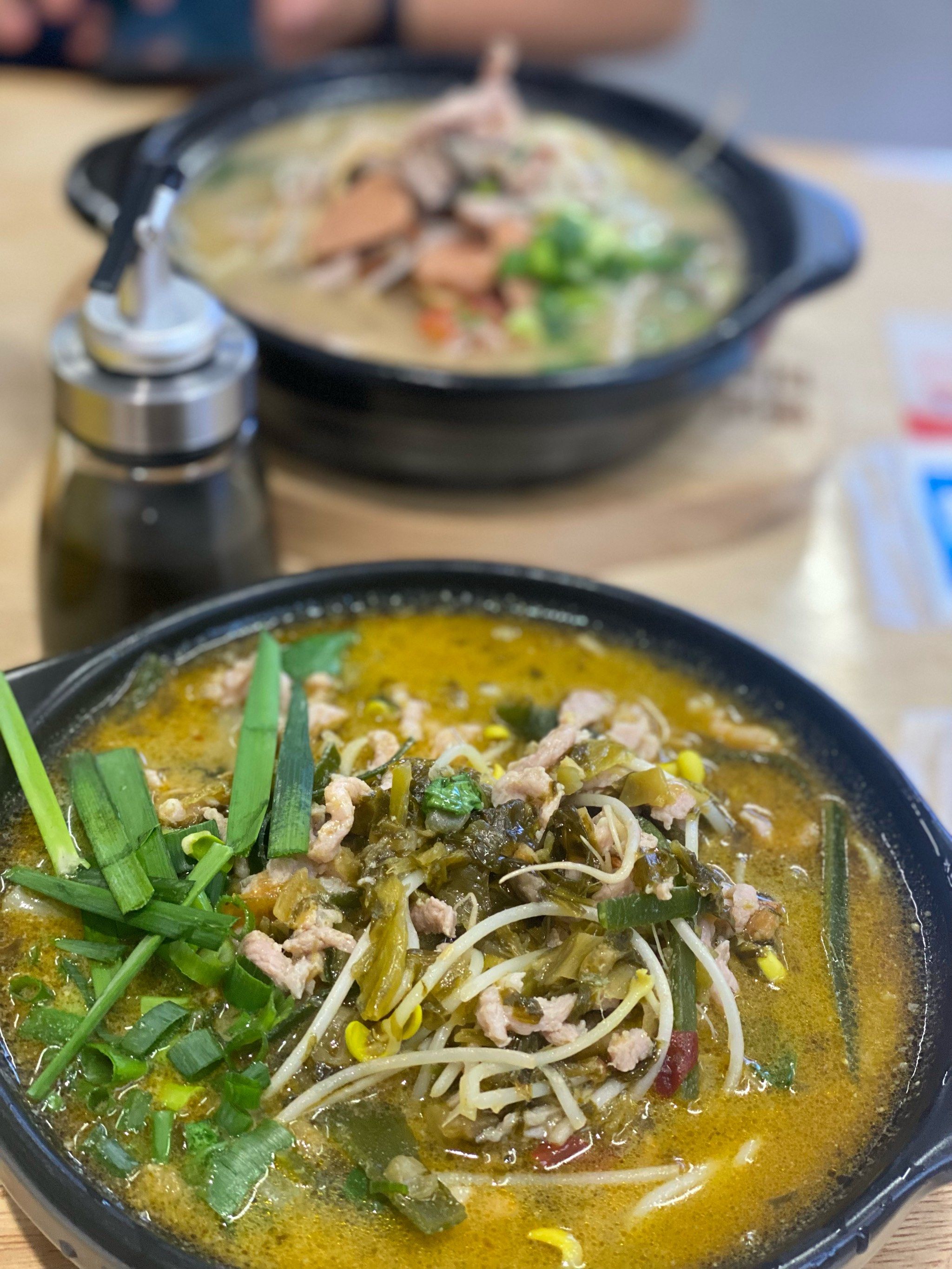 「酸菜肉丝米线」酸菜味道很浓郁 配菜也很多 酸酸辣辣的特别开胃
