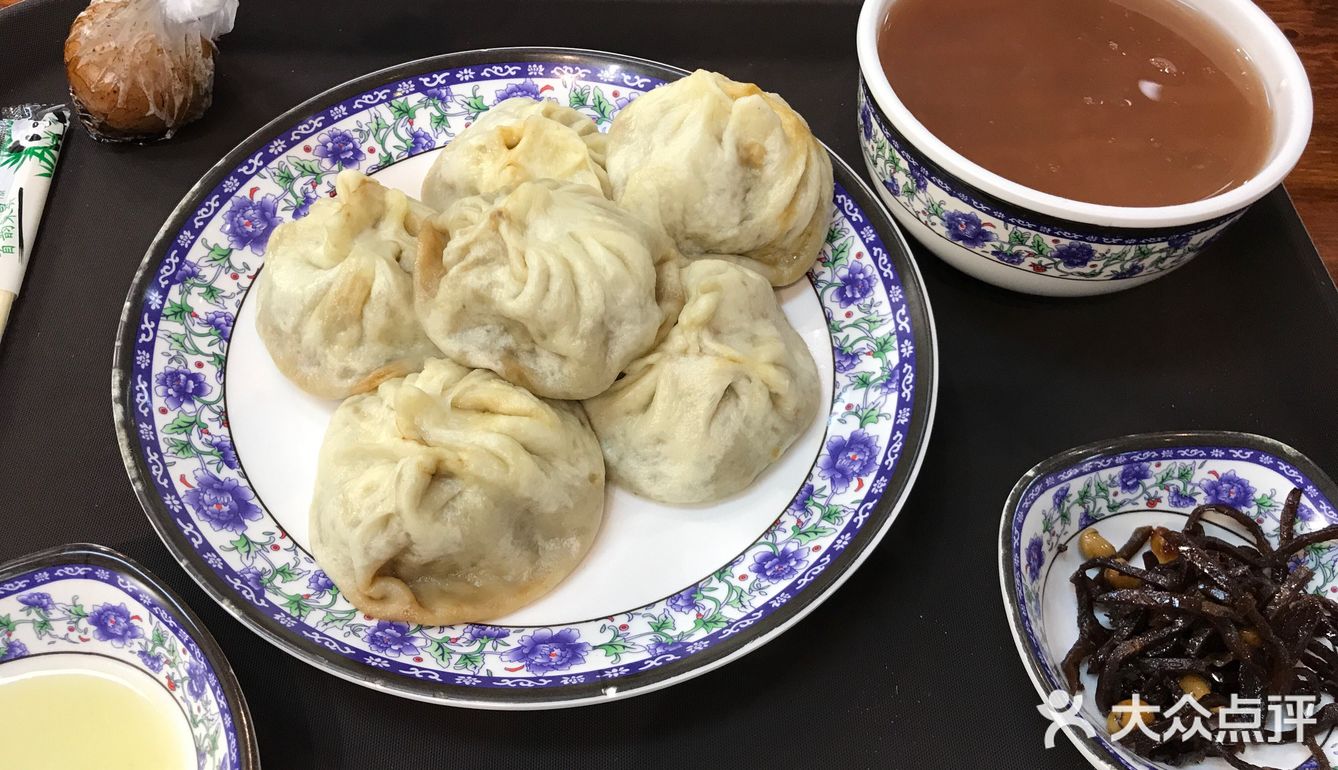 包子粥卤蛋 咸菜 一路走过去齐了