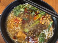 -爆炸头阿姨小四川正宗川味小吃(无任何分店)