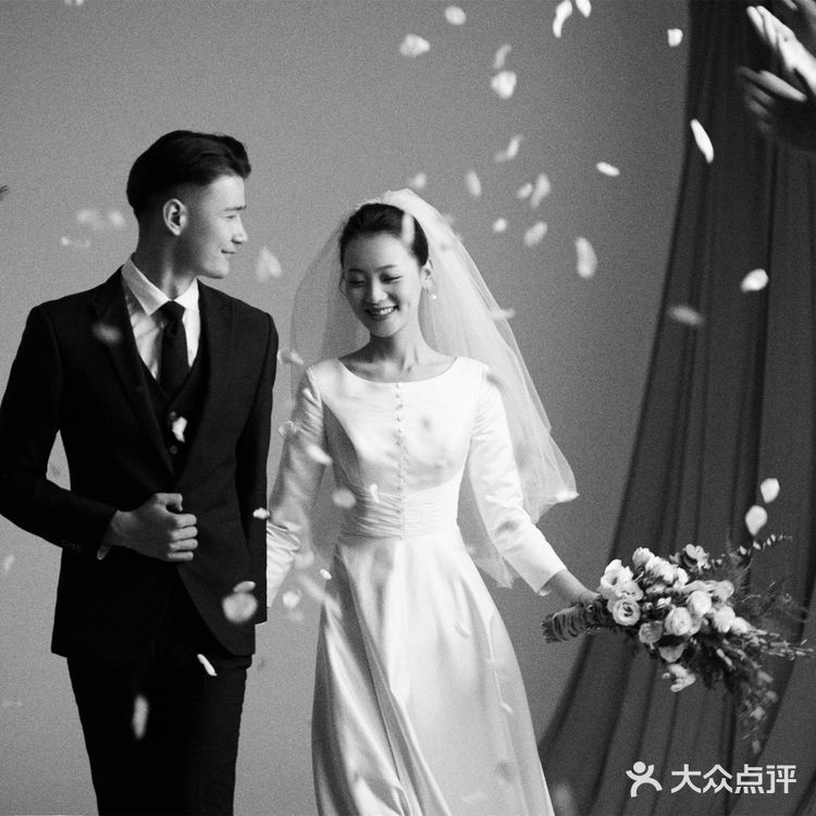 黑白婚纱照，告诉你爱情里的甜蜜 据说