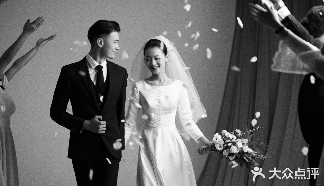 黑白婚纱照，告诉你爱情里的甜蜜 据说