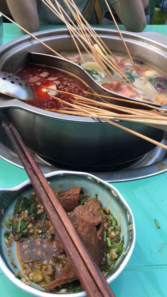 向签看串串香(南湖逸家店"今天晚餐就在这家老街边串串吃饭,店铺不