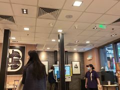 -麦当劳(上海虹桥站30B检票口楼上)