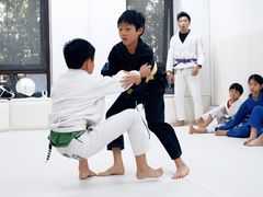 -菠萝格斗巴西柔术训练馆
