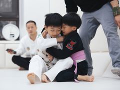 -菠萝格斗巴西柔术训练馆